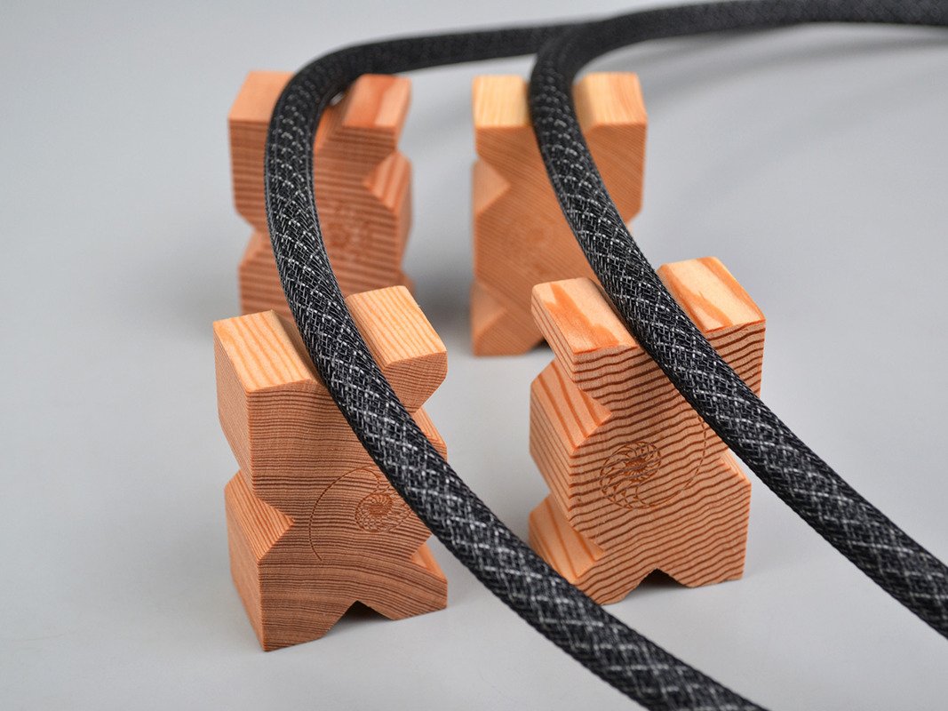 Cardas MCB (Douglas Fir cable footer 1