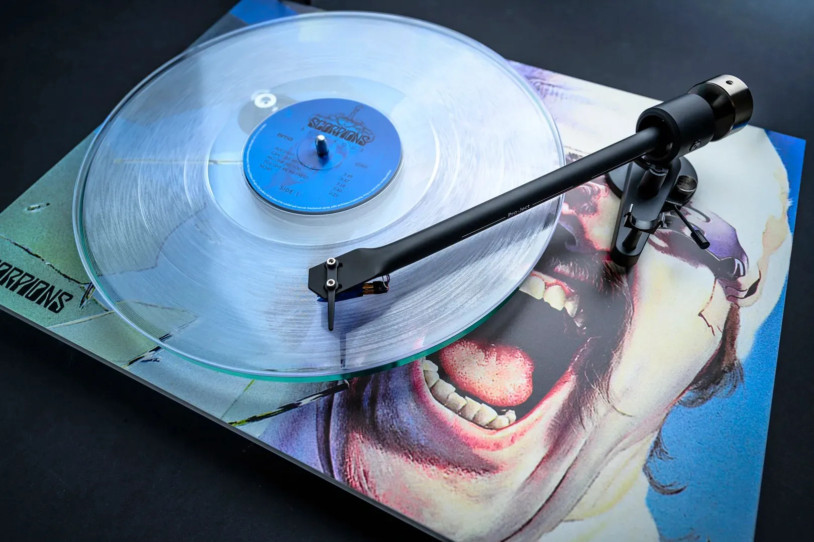 Pro-Ject Scorpions: новая лимитированная виниловая вертушка в стиле легендарного альбома Blackout