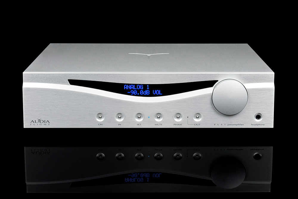 Дорогой и мощный предварительный усилитель Audia Flight FLS1