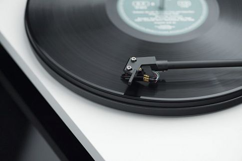 Новенький проигрыватель винила Pro-Ject Primary E