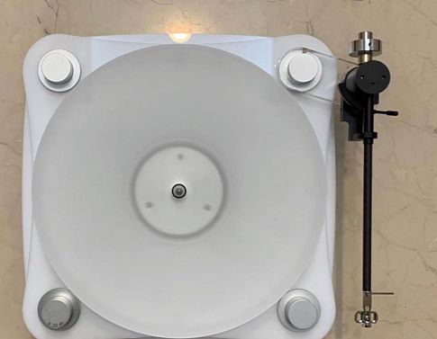 Белоснежный проигрыватель винила Tien Audio Nephrite