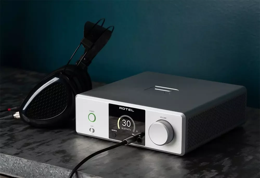 Перший підсилювач для навушників – модель DX-3 від Rotel